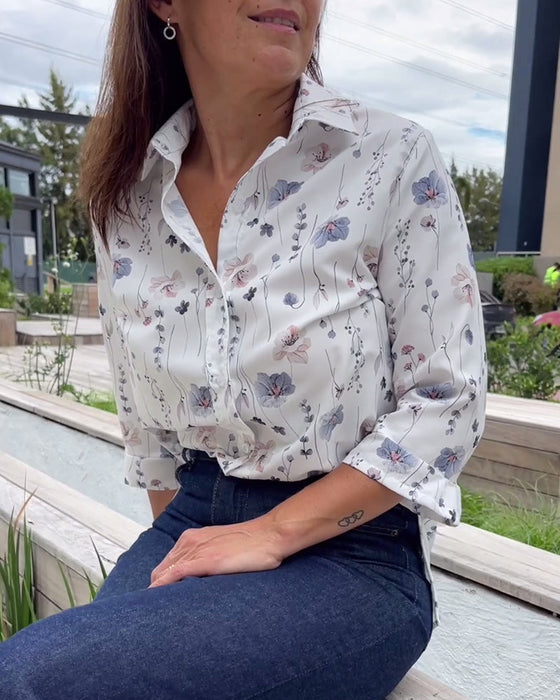 Elegancka koszula z guzikami i rękawami trzy czwarte w kwiatowy wzór