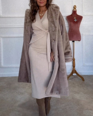 Elegancka sukienka o dopasowanym kroju z dekoltem w serek