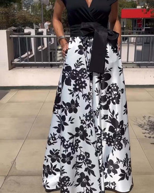 Elegancka sukienka z głębokim raglanowym rękawem w kwiatowy wzór