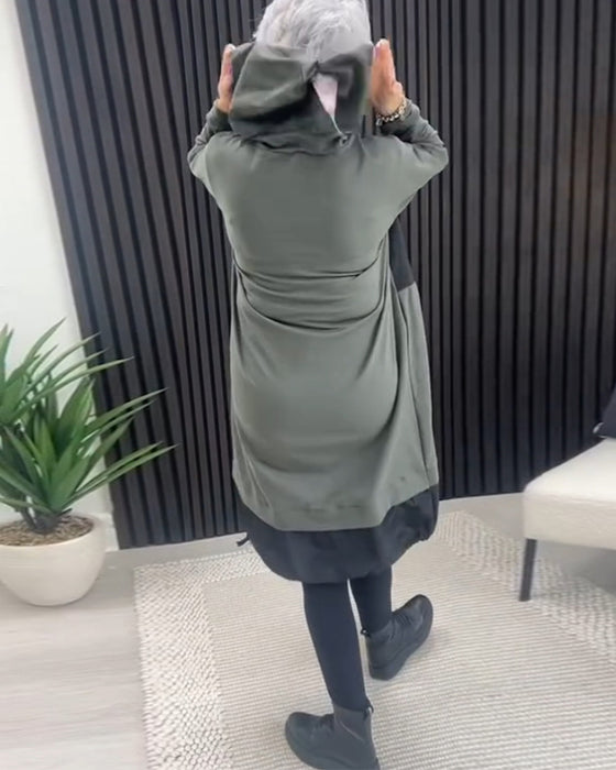 Swobodna sukienka z kapturem i kolorowym nadrukiem w bloki liter