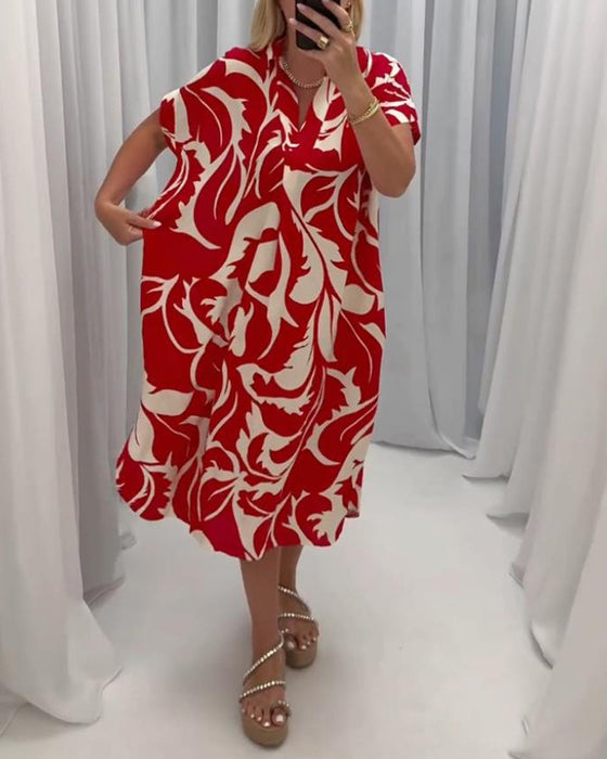 Sukienka z kontrastowym nadrukiem i rozcięciami