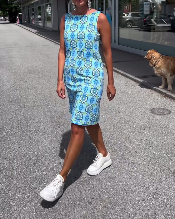 Sukienka o dopasowanym kroju bez rękawów z nadrukiem