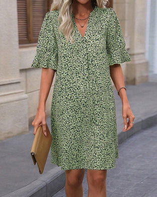 Elegancka sukienka z nadrukiem i dekoltem w kształcie litery V