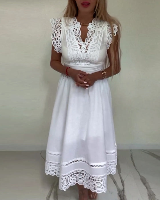 Elegancka sukienka z koronką w jednolitym kolorze z dekoltem w kształcie litery V