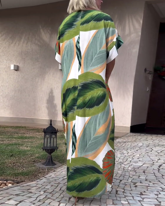 Sukienka o swobodnym fasonie z krótkim rękawem i rozcięciem