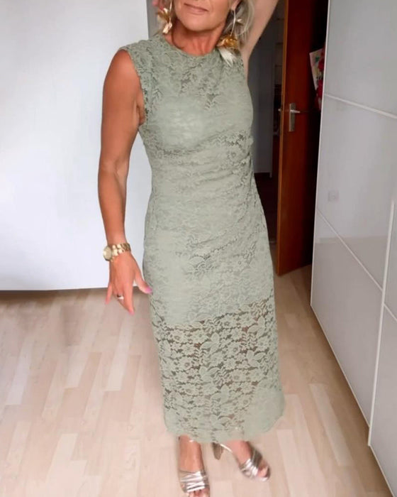 Koronkowa sukienka bez rękawów z eleganckim rozcięciem