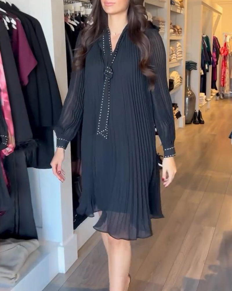 Jednokolorowa Sukienka Z Dekoltem W Serek I Wstążką