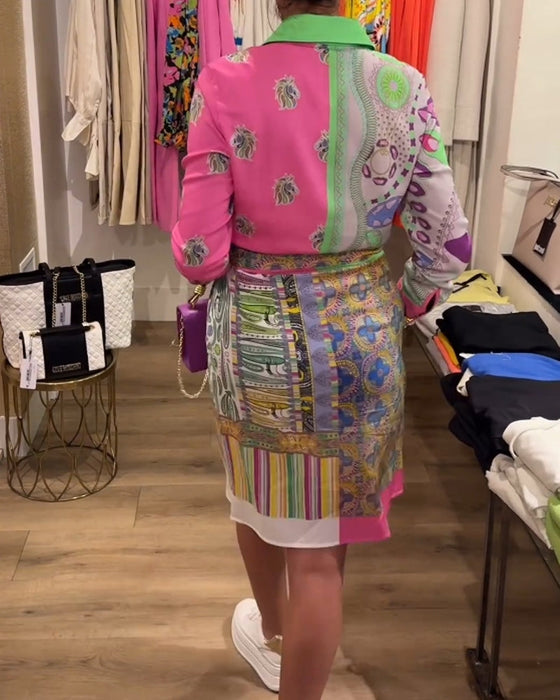 Kolorowa sukienka z rozcięciem