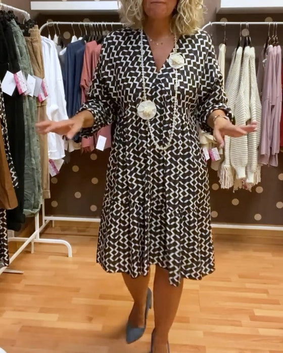 Sukienka na co dzień z geometrycznym nadrukiem i dekoltem w kształcie litery V