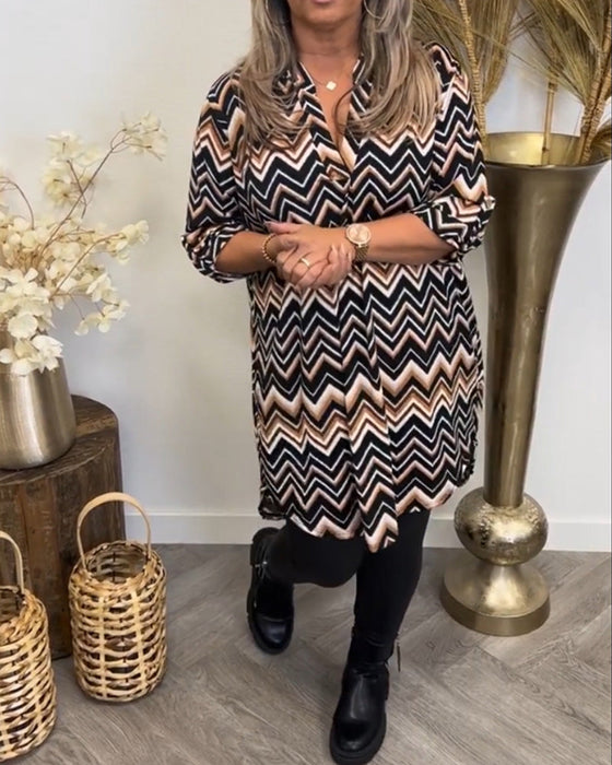 Sukienka z nadrukiem fal i dekoltem w kształcie litery V