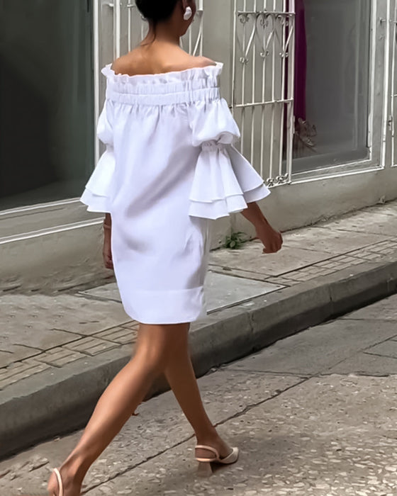 Sukienka na jedno ramię z rozkloszowanym rękawem