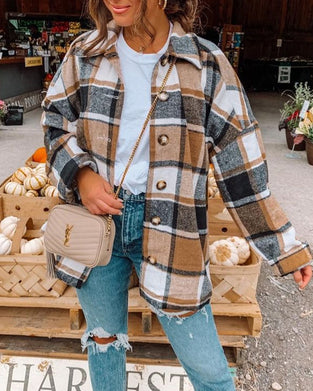 Luźna marynarka w kratę z guzikami i klapami