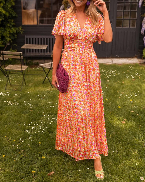 Sukienka w kwiaty z dekoltem w kształcie litery V