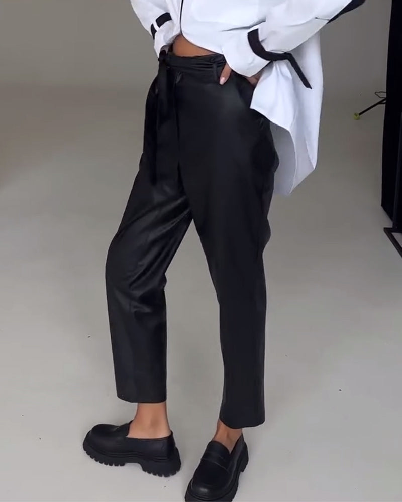 Spodnie z imitacji skóry o kroju slim fit