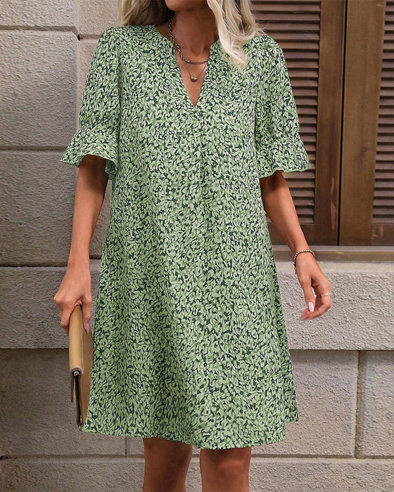 Elegancka sukienka z nadrukiem i dekoltem w kształcie litery V