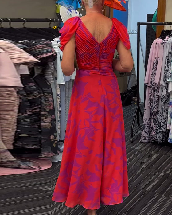 Plisowana sukienka z rozcięciem i nadrukiem