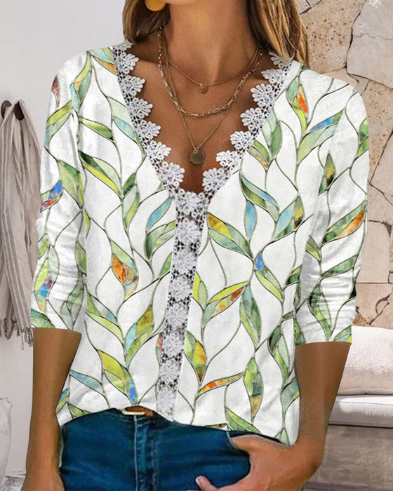 Koronkowa bluzka z dekoltem w kształcie litery V i rękawami 3/4