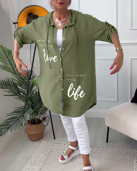 Płaszcz z kapturem i nadrukiem w litery zapinany na guziki