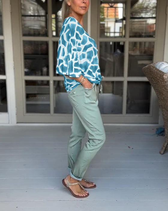 Elegancka bluzka z nadrukiem i dekoltem w kształcie litery V z rękawami nietoperzowymi