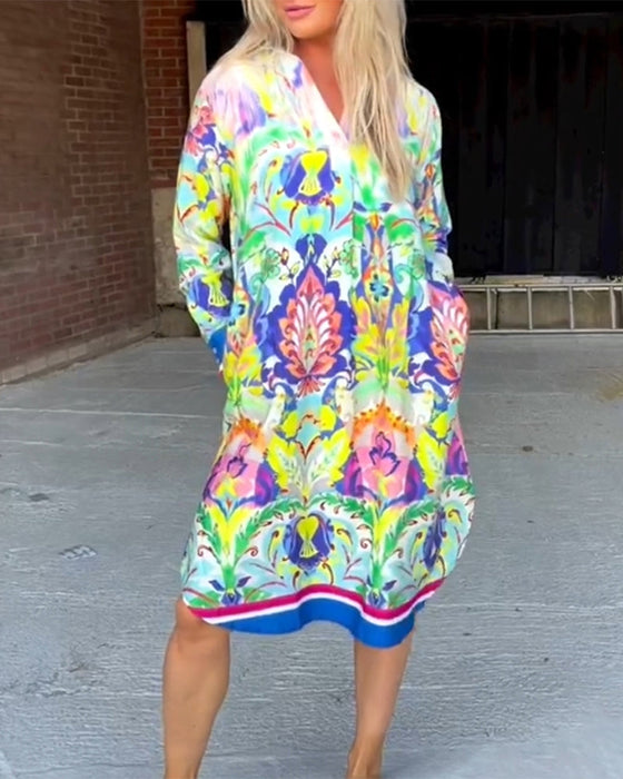 Luźna sukienka z nadrukiem z dekoltem w szpic