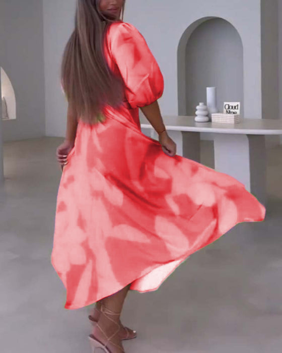 Elegancka sukienka z głębokim dekoltem w kształcie litery V z nadrukiem