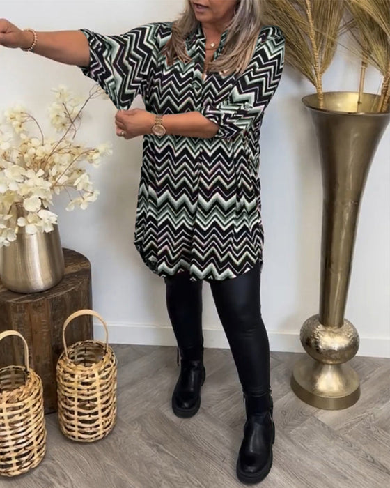 Sukienka z nadrukiem fal i dekoltem w kształcie litery V