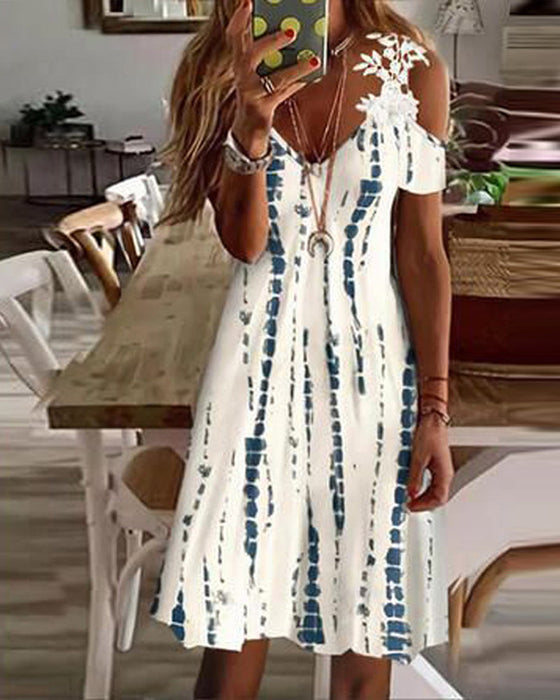 Sukienka midi z ozdobnym koronkowym rękawem