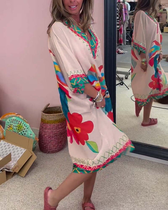 Sukienka z nadrukiem graffiti z dekoltem w szpic