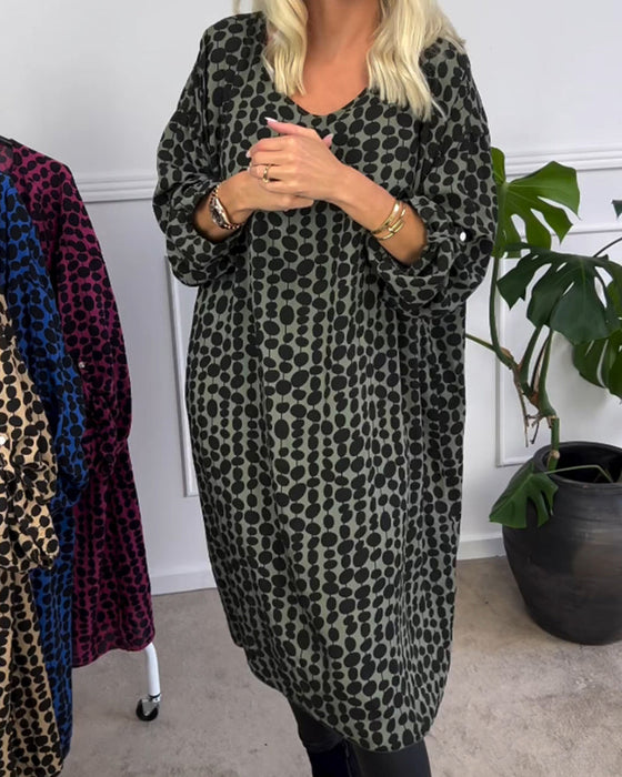 Sukienka w stylu retro w kropki z dekoltem w kształcie litery V