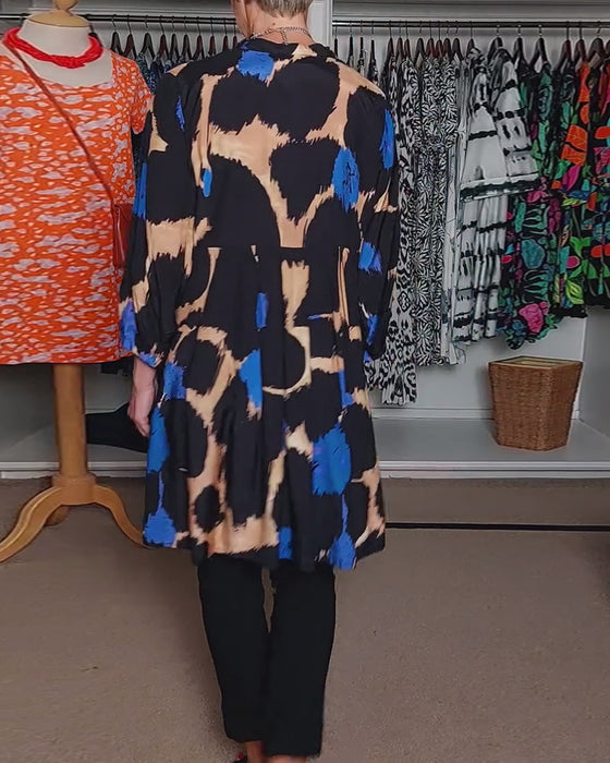 Bluzka z kontrastowym nadrukiem dekoltem w serek swobodnym krojem i długim rękawem