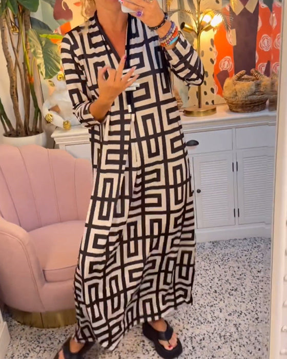 Sukienka z geometrycznym nadrukiem i dekoltem w kształcie litery V