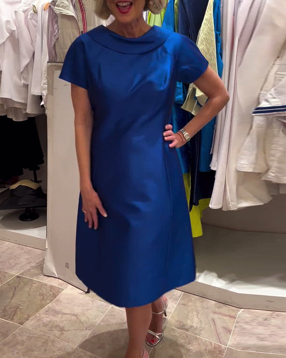 Modna sukienka w jednolitym kolorze na ramiączkach