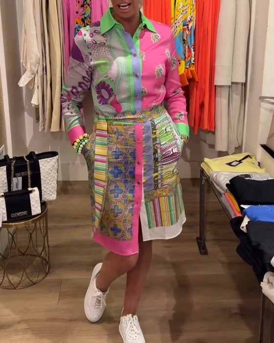 Kolorowa sukienka z rozcięciem