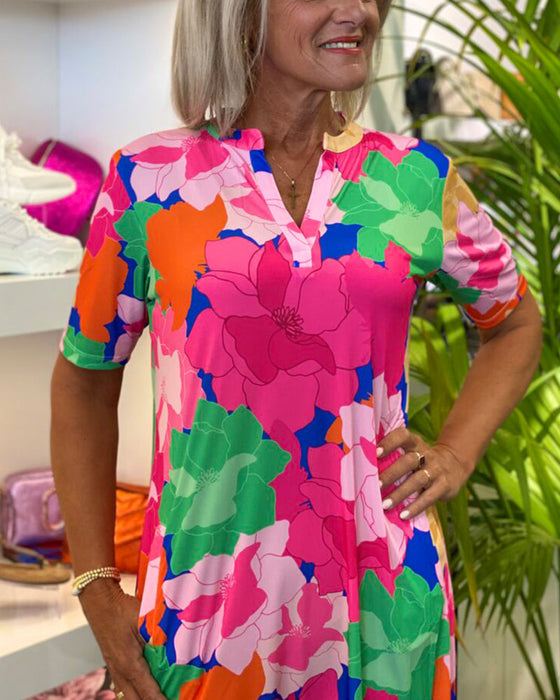 Sukienka z dekoltem w kształcie litery V z kwiatowym wzorem