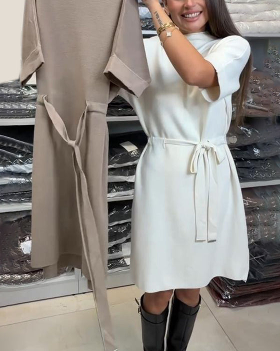 Sukienka Z Jednolitej Koloru, Tkaniny Włóczkowej, Szczegół Paska I Eleganckim Wibracją