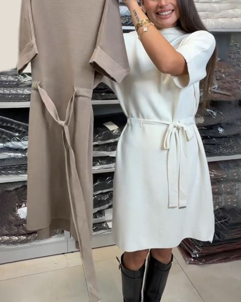 Sukienka Z Jednolitej Koloru, Tkaniny Włóczkowej, Szczegół Paska I Eleganckim Wibracją