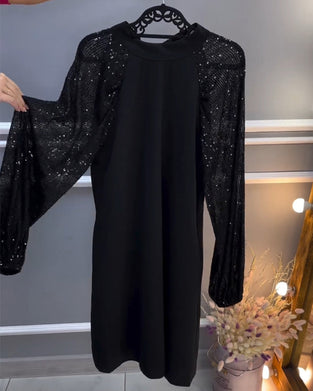 Sukienka w jednolitym kolorze z wstawkami na rękawach