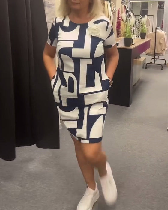 Sukienka z kieszeniami i nadrukiem w geometryczne wzory