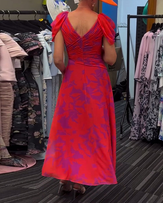 Plisowana sukienka z rozcięciem i nadrukiem