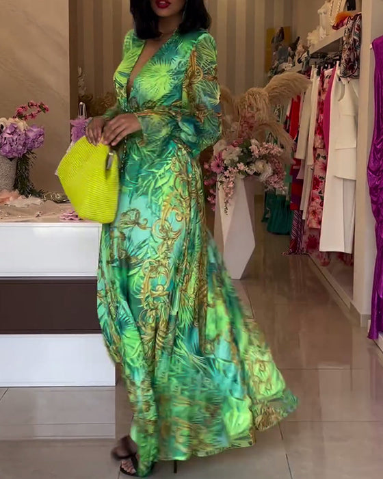 Sukienka z głębokim dekoltem w kształcie litery V