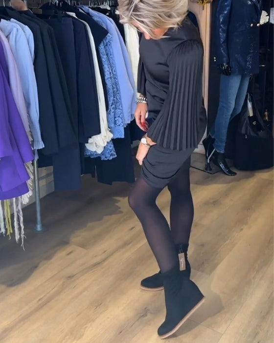 Sukienka z dzwonkowymi rękawami i okrągłym dekoltem