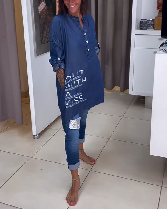 Koszula zapinana z nieregularnym nadrukiem w litery