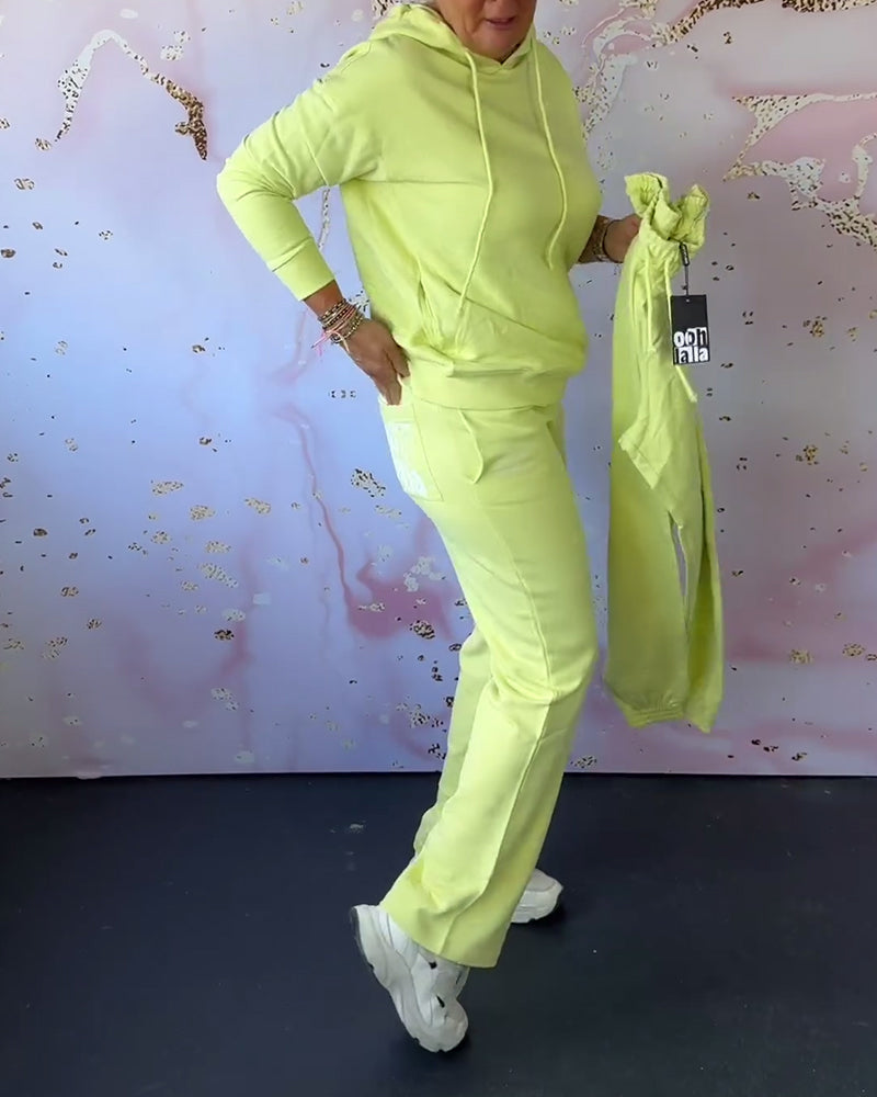 Jednokolorowy komplet składający się z bluzy i spodni z kapturem