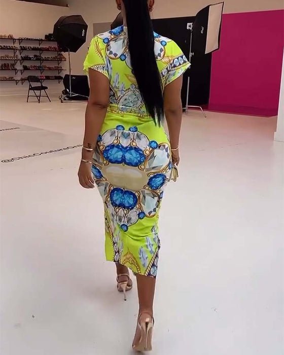 Sukienka z głębokim dekoltem w kształcie litery V i nadrukiem w talii