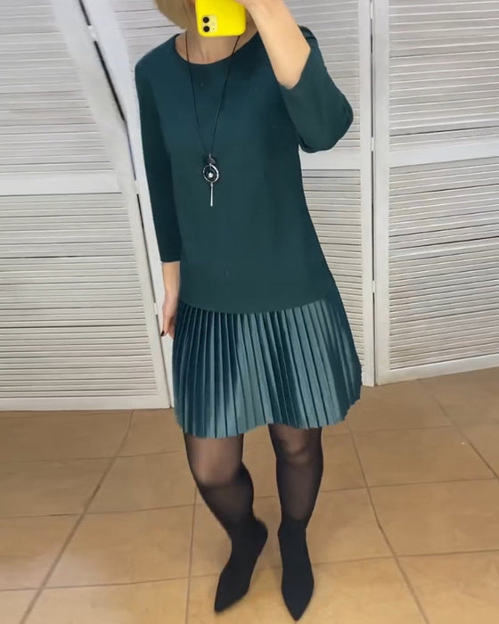 Sukienka z plisowanymi panelami i jednolitym kolorem