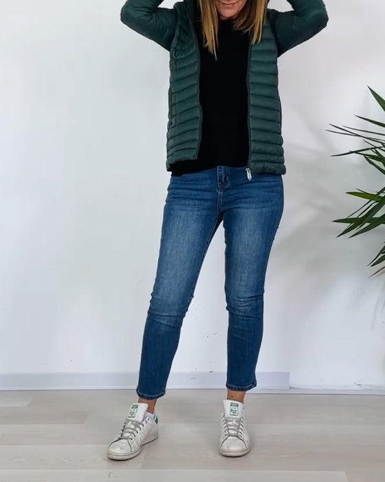 Odpinany płaszcz z zamkiem błyskawicznym i guzikiem