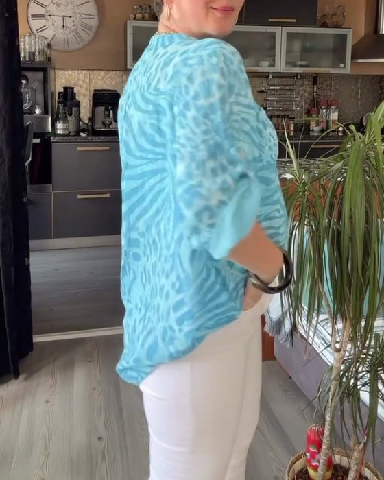 Bluzka z nadrukiem i dekoltem w kształcie litery V zapinana na guziki z rękawami trzy czwarte