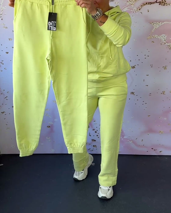 Jednokolorowy komplet składający się z bluzy i spodni z kapturem