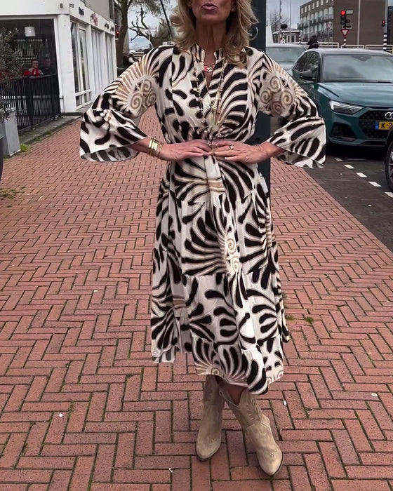 Sukienka z dekoltem w kształcie litery V i rozszerzanymi rękawami