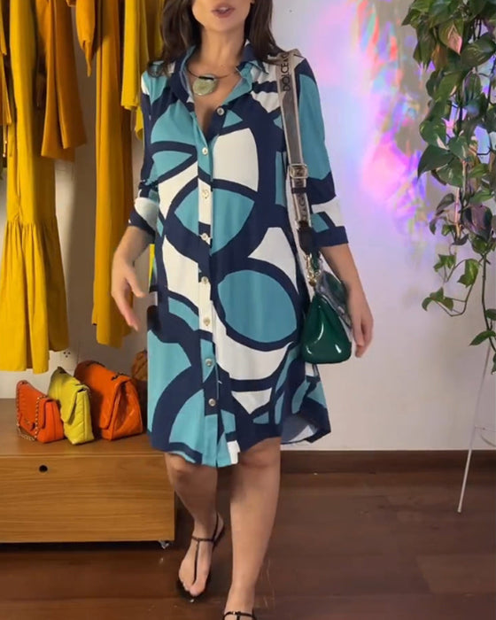 Sukienka z długim rękawem i guzikami oraz nadrukiem